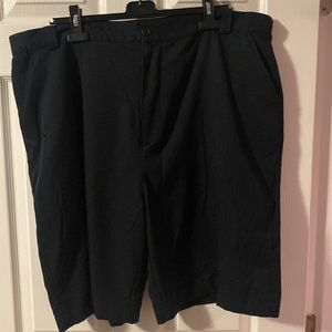 Under armour mens shorts 100% polyester. Size 42. Great condition.